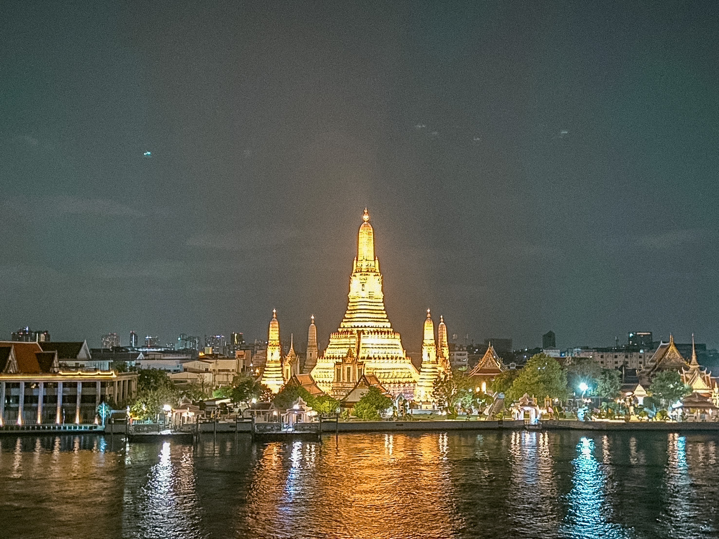 Roof Top bar near the Choaphaya river