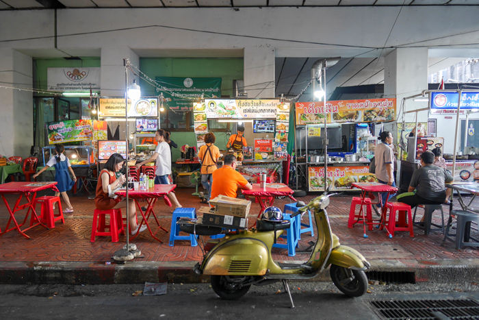 Street food vendors at Talat Phlu | Things to do in Bangkok at night | Bangkok Food Tours